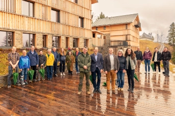 Das GoLive der website waldnutzen.ch wurde in der Berglodge37 gefeiert, einem der Vorzeigeprojekte aus lokalem Holz. Im. Vordergrund v.l.n.r.: Theo Weber, Vorsteher Amt für Wald und Natur, Kanton Schwyz; Roland Wüthrich, Kantonsforstmeister Kanton Uri; Dimitri Moretti, Landesstatthalter und Sicherheitsdirektor Kanton Uri; Claire-Lise Suter Thalmann, Geschäftsführerin der Wald und Holzforschungsförderung Schweiz; Sonja Geier, Projektleiterin, Stv. Leiterin Kompetenzzentrum Typologie & Planung in Architektur (CCTP) @Angel Sanchez