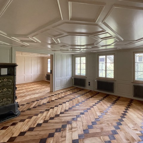 Hauptwohnräume im 1. OG mit gegliederter Felderdecke