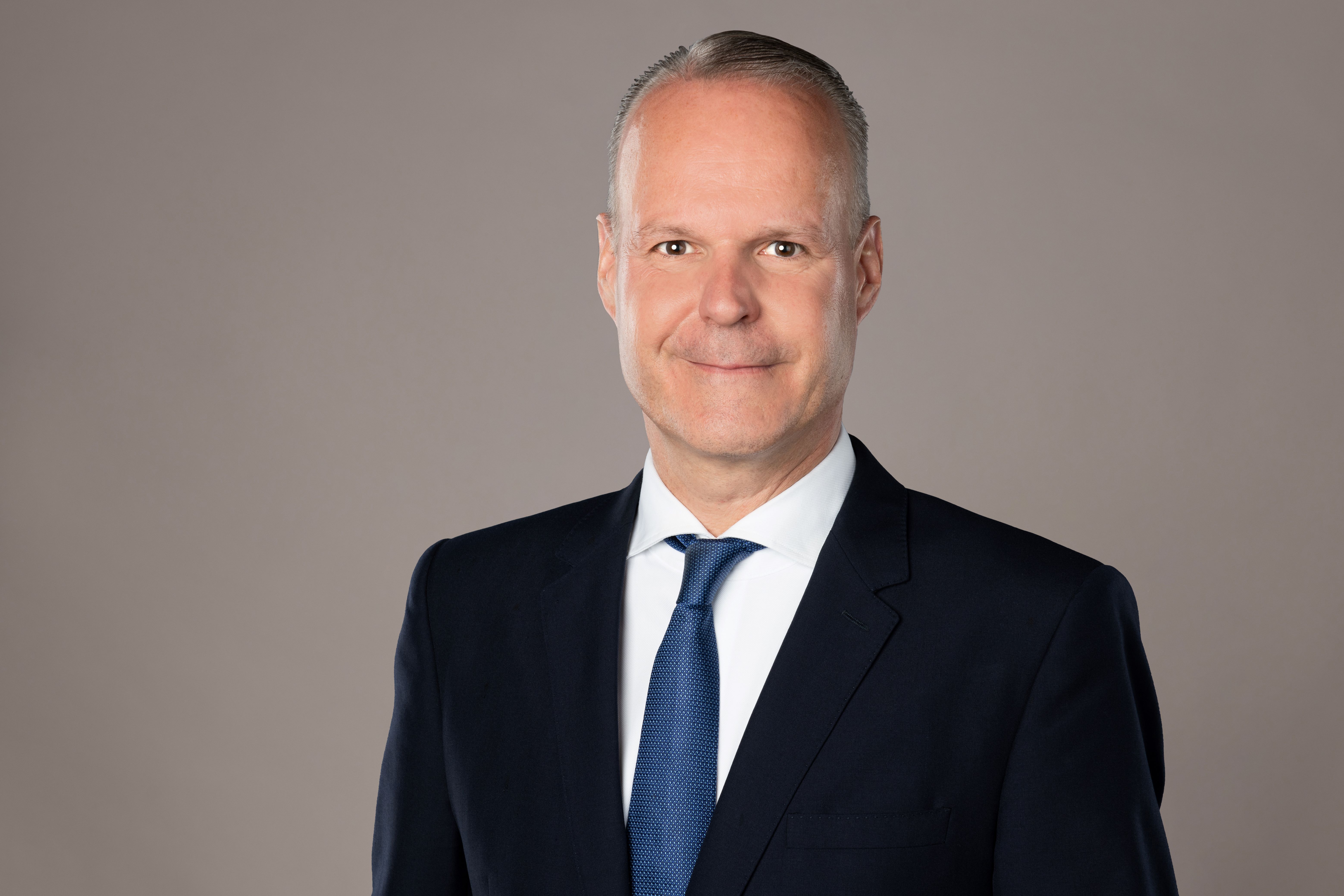 Foto 4: Porträt Stephan Schleiss mit Krawatte