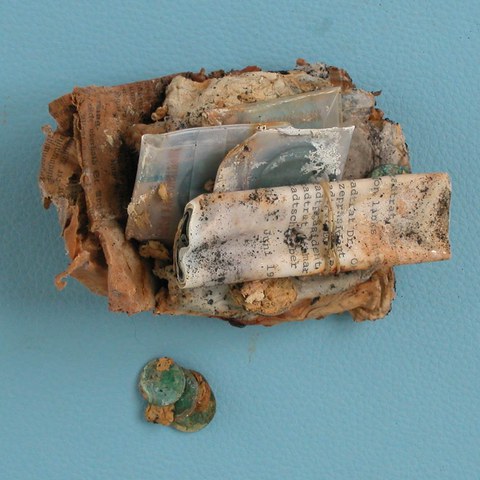 Kolinbrunnen, durchnässte Beigaben